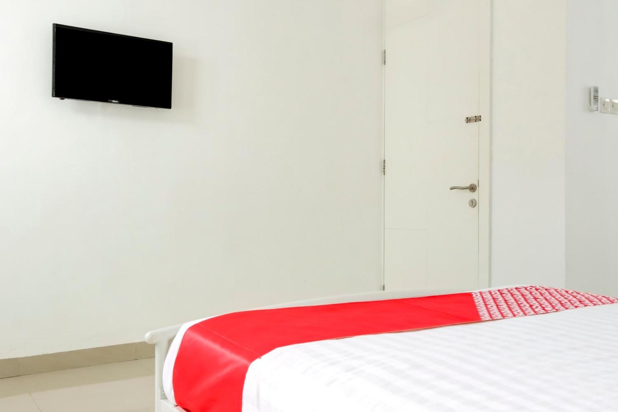 Hotel O Panakkukang Near Mall Panakkukang Formerly Golden White House Makassar Kültér fotó