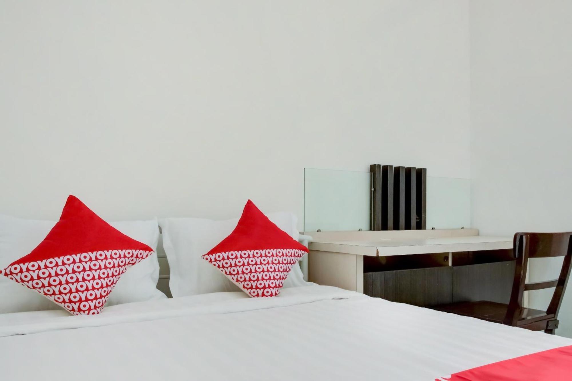 Hotel O Panakkukang Near Mall Panakkukang Formerly Golden White House Makassar Kültér fotó